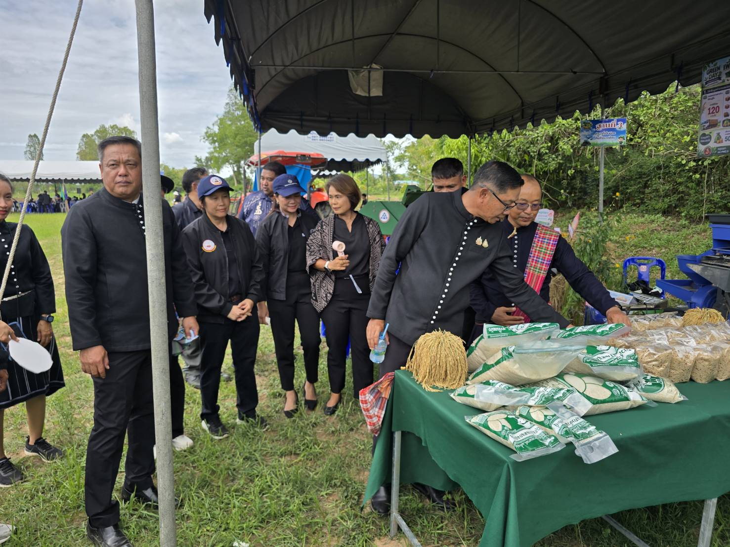 title - ปฏิรูปที่ดินจังหวัดเพชรบุรี พร้อมด้วยเจ้าหน้าที่ ส.ป.ก.เพชรบุรี ร่วมเป็นเกียรติพิธีเปิดงานเวทีรณรงค์สร้างการรับรู้และการเรียนรู้การเกษตรที่เป็นมิตรกับสิ่งแวดล้อม 